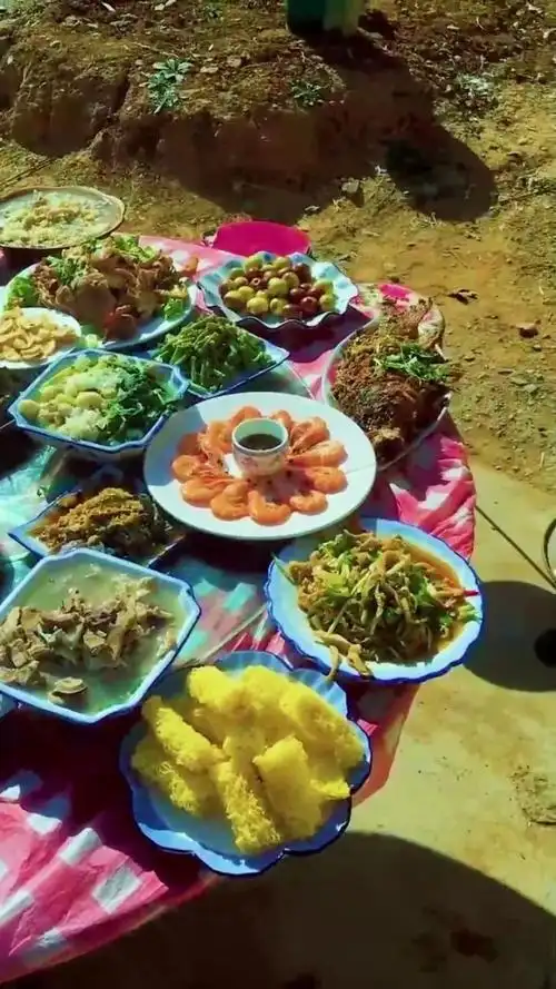 第一次来吃农村大席,这满满一桌子的菜,什么时候才开席啊!