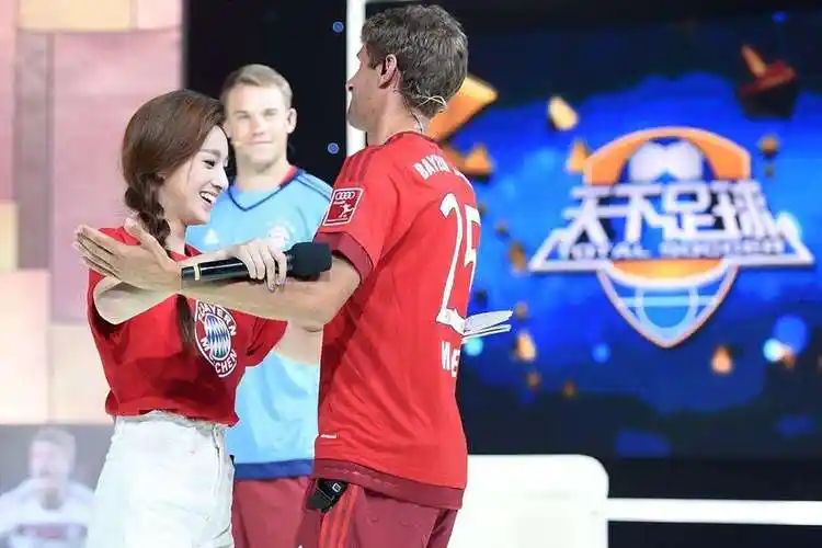 《天下足球》前女主持人马凡舒为konami手游《实况俱乐部》国服拍摄了