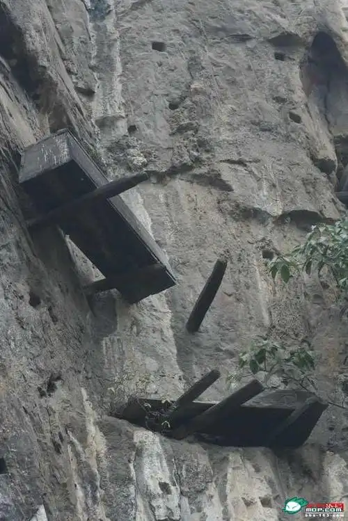 探访四川神秘的"僰人悬棺" 场面震撼恐怖