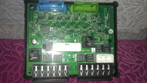 哪位大侠能发个e5车身控制器的保险丝的排列图片