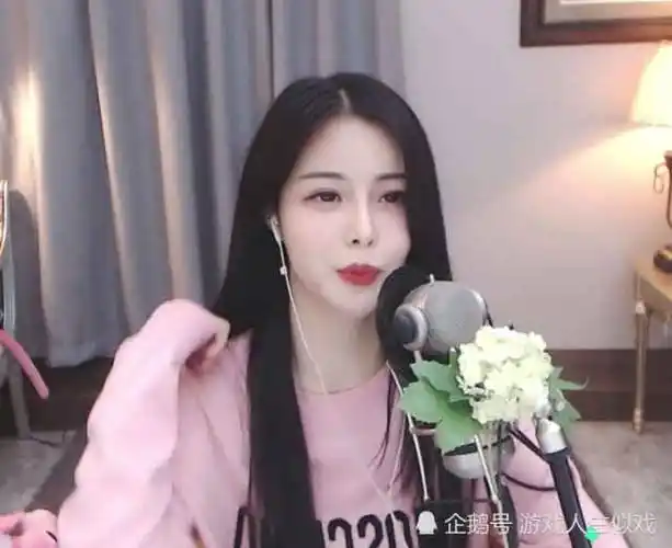 斗鱼知名美女主播开启素颜直播,直播间人气不降反升,素颜很可爱