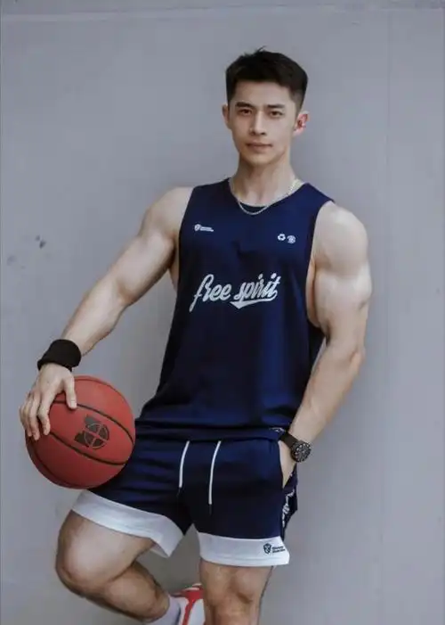 爱打篮球的运动型帅哥这粗壮的手臂一看就很有力