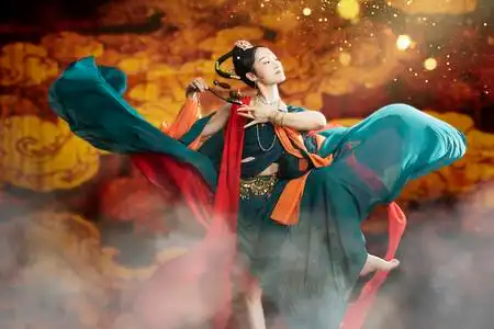 敦煌飞天文化白天飞天美女室内腾空飞起摄影图配图