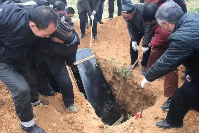 火葬或将取消,"深埋土葬法"更符合老年人意愿,将会成为主流_棺材_逝者