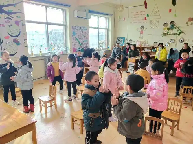 大班小朋友进行拍手游戏