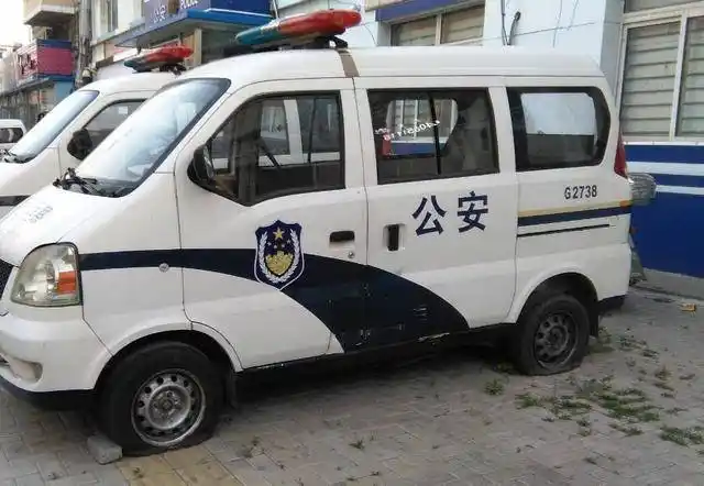 警车上喷印有公安和警察这两者哪里不一样