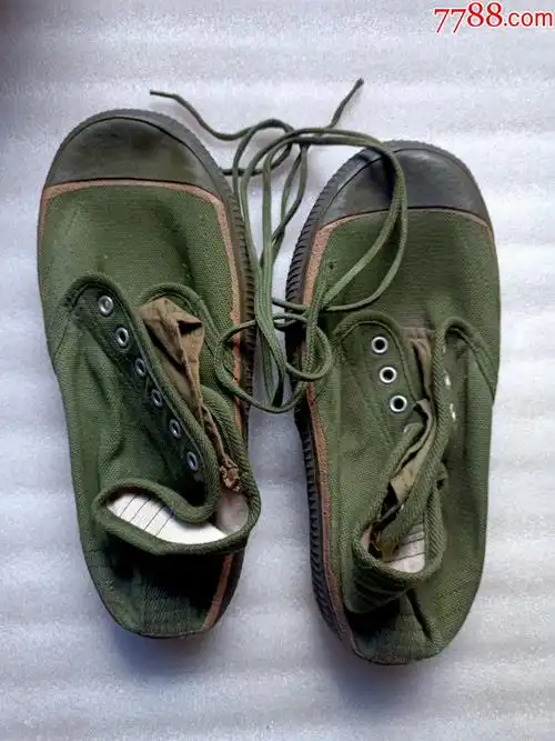 1983年用女式解放鞋e10接近全新品34码存放中有轻污鞋带有瑕疵见图