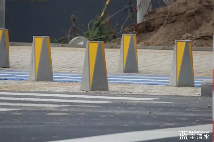 实际应用的清水混凝土阻车桩大兴区路口正在使用的清水混凝土挡车桩