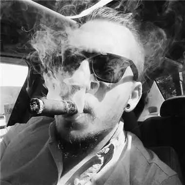 大叔抽烟头像成熟稳重男生抽烟沧桑头像男人成熟沧桑头像抽烟图成熟