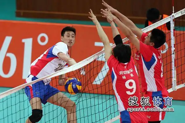 图文:男排半决赛Ⅱ-北京3-2山东 李柏翰暴扣