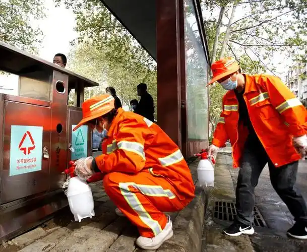 河南南阳环卫工人把好城市清洁关