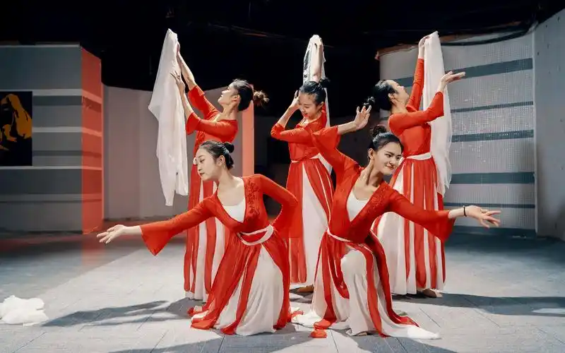 活动作品邓紫棋桃花诺古风编舞一寸土一年木一花一树一贪图单色舞蹈