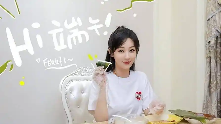 杨紫下班逛夜市,穿牛仔装吃雪糕牙口好,蹲下特意跟狗合影太调皮_外套