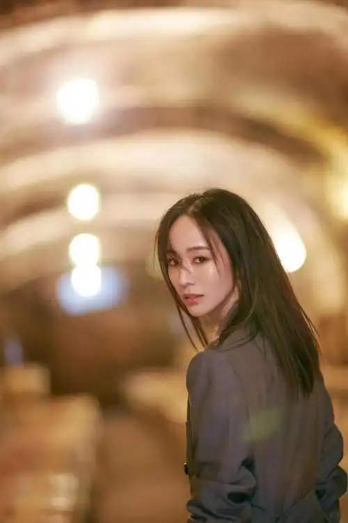 41岁"氧气女神"张钧甯,齐刘海加西装外套减龄,活出少女模样|发型|空气