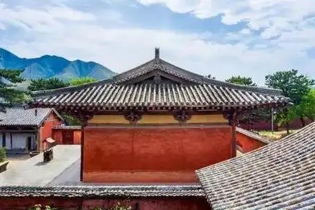 五台山唐代南禅寺大殿,其屋顶两端微微弯曲,飞檐形态已经显现出来.