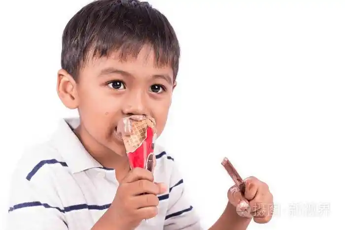 可爱甜蜜亚洲小男孩吃冰激淋
