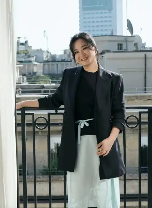 贾玲又瘦了,近照越来越美,米兰时装周惊艳四方,网友:太飒了