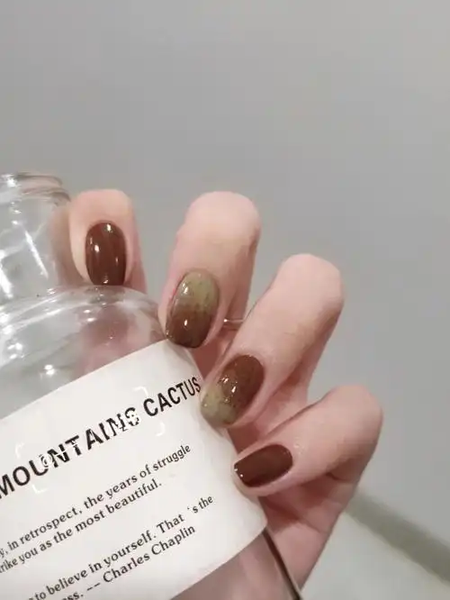 把笔刷上的指甲油刮干净,用干刷的手法再在交