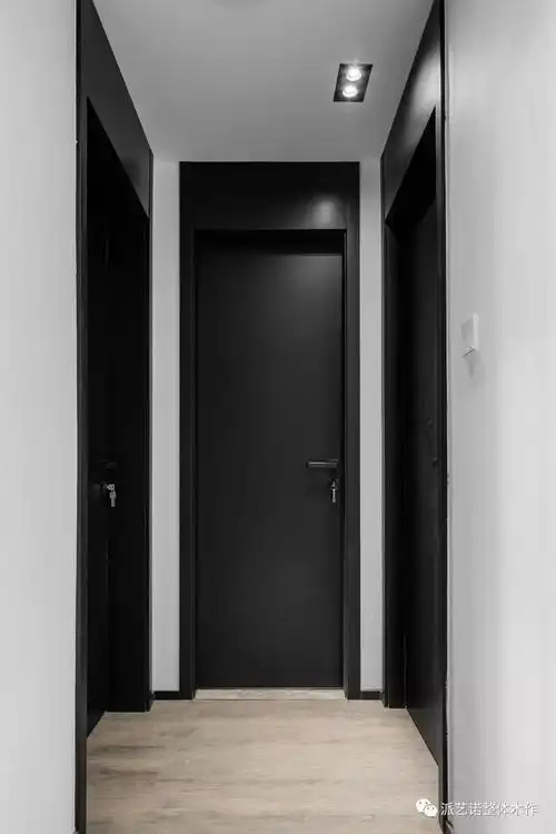 白色镂空门轻盈通透,提高采光和通风度,黑色木门大气深沉,彰显内敛的