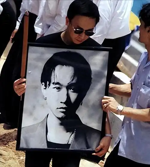 三十年前,黄家驹与内村光良一同掉下舞台,导致黄家驹不幸离世,而内村