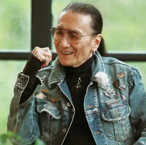 谢贤公开场合从来不摘眼镜,看到他不戴墨镜的时候,一切都明白了