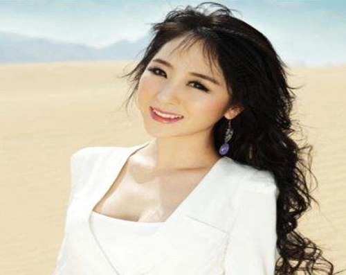 说到《星光大道》,相信大家都知道,这个节目,真的捧红了很多草根人才