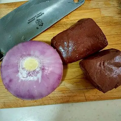 2.洋葱,猪血洗净备用