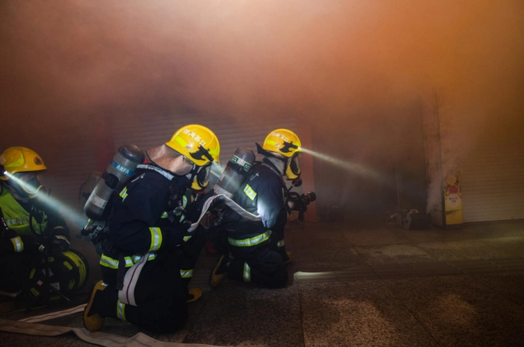 人民至上生命至上江苏消防开展城市地下轨道交通灭火救援实战演练
