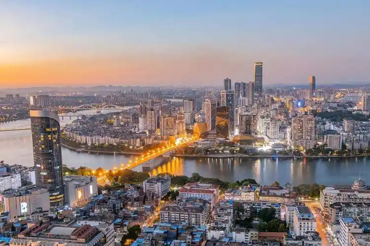 这里是俯瞰柳州城市全景的绝佳地点.