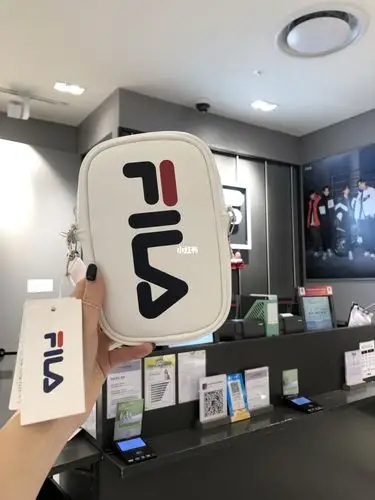 斐乐斜挎包包_斜挎包_斐乐怎么样_时尚_箱包