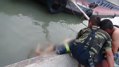 的一砂石厂西侧河道码头,一名年仅17岁的少年在学习游泳时不幸溺水