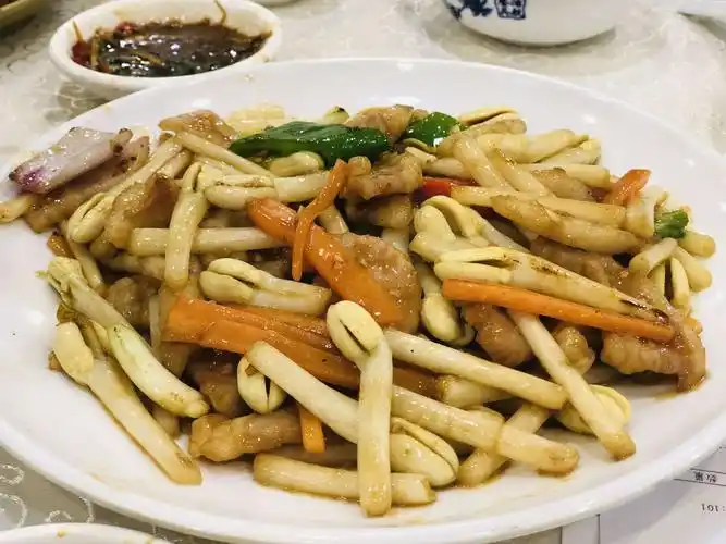 平靓正,意即物美价廉,花生芽炒猪颈肉,好吃!