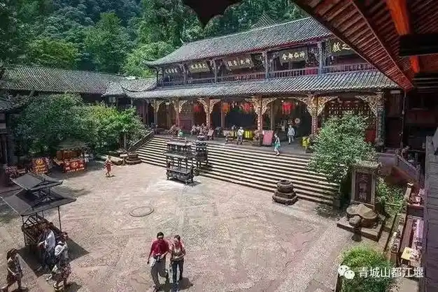 一起上春山!青城赏春景最佳路线top1,寻迹幽然秘境,坐望层峦叠翠.