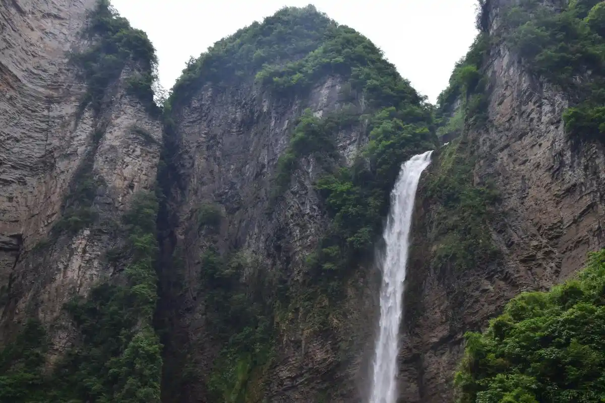 湖南湘西尖朵朵瀑布