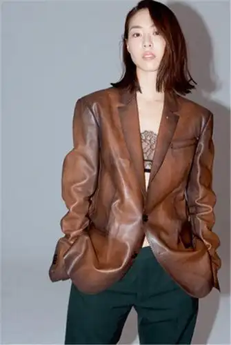 李沇熹封面大片,百变服饰,面容精致的小姐姐气质满满