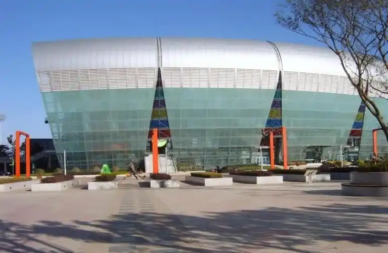 p>新亚洲体育城位于云南省昆明市官渡区彩云北路与广福路交汇处,占地