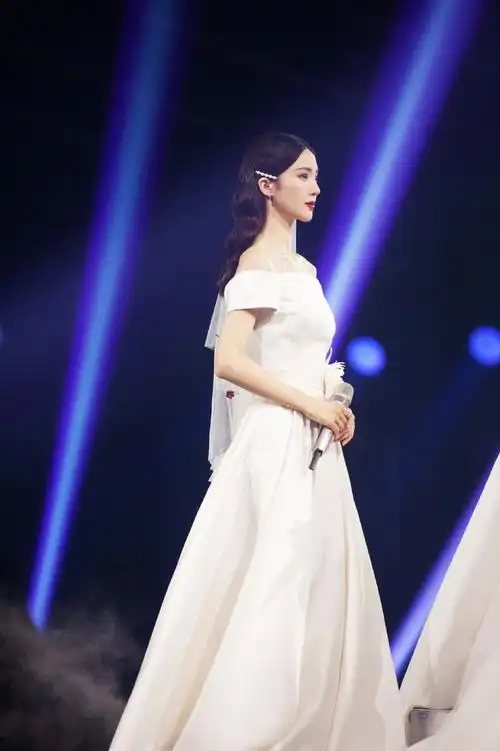 金晨乘风破浪的姐姐优雅舞台照图片
