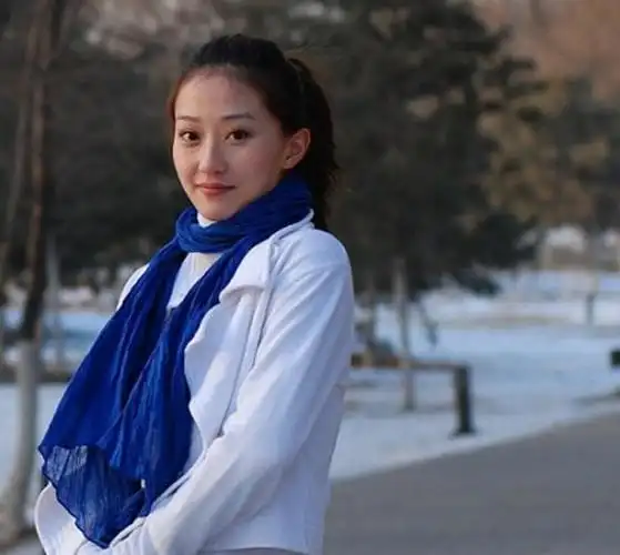 "赵本山徒弟"蒋依杉:戏里又土又丑,生活中真漂亮,老公长这样