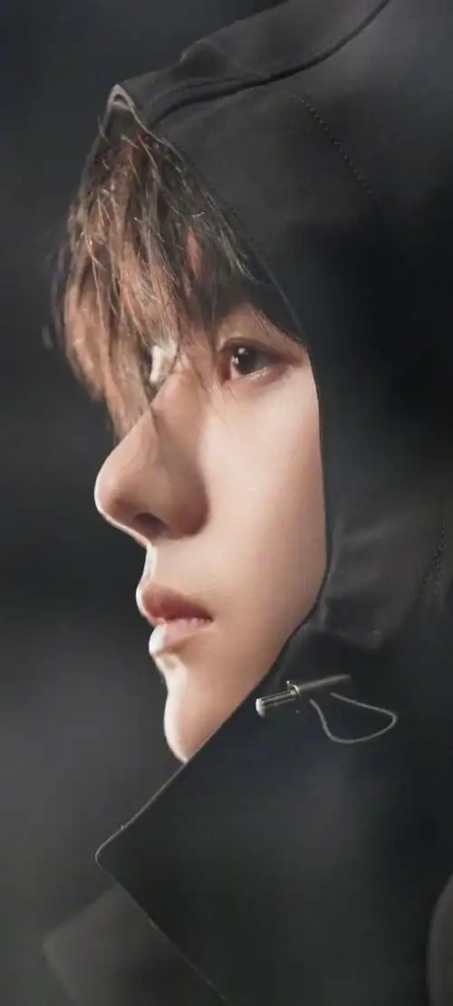 王一博白色无袖