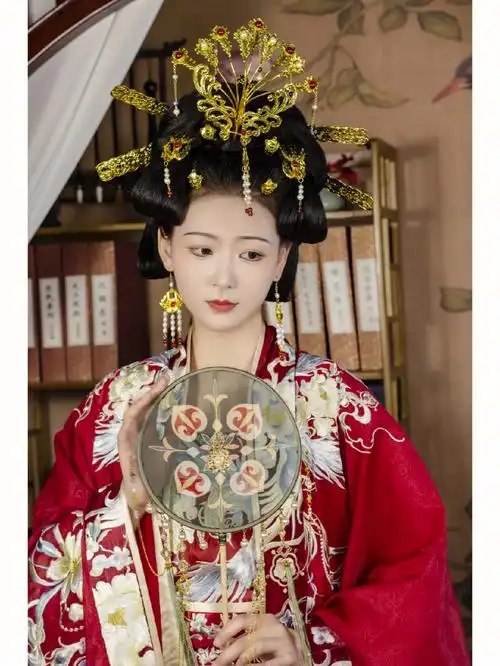 唐制婚服搭配精美发饰