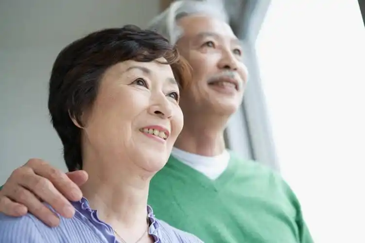 露齿笑,横图,室内,白天,正面,爱情,窗户,亚洲,服装,朦胧,模糊,墙,浪漫