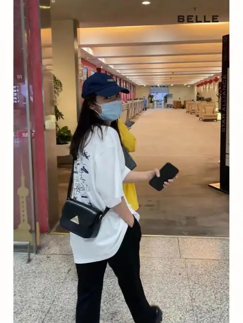 邢菲机场私服look看似普通日常