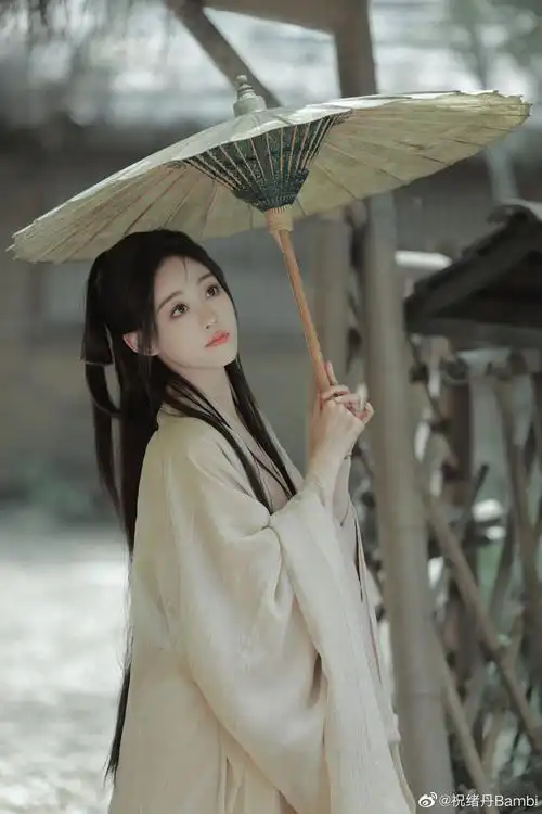 祝绪丹竹林撑伞写真素衣撑伞的古风美人
