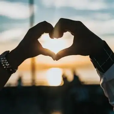 比心手势小表情可爱 手比心的那个小表情