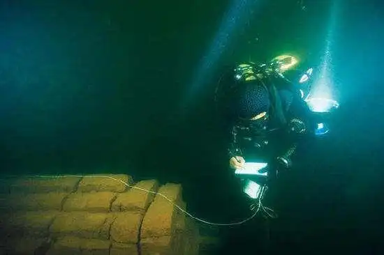 上篇文章中我们讲到,在云南省玉溪市的抚仙湖,潜水爱好者耿卫,在湖