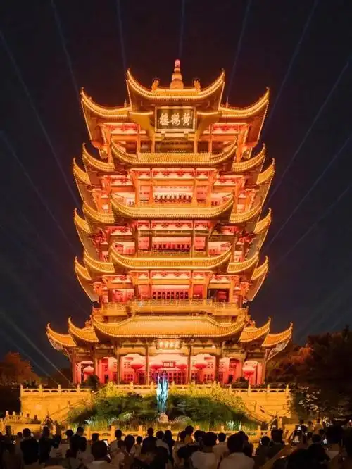 位于武汉市长江南岸武昌蛇山之巅的黄鹤楼景区是一个颇具代表性的风景