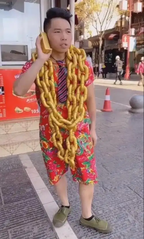 重庆小陈穿西装打领带脖子挂大金链子,扮演土豪让人哭笑不得
