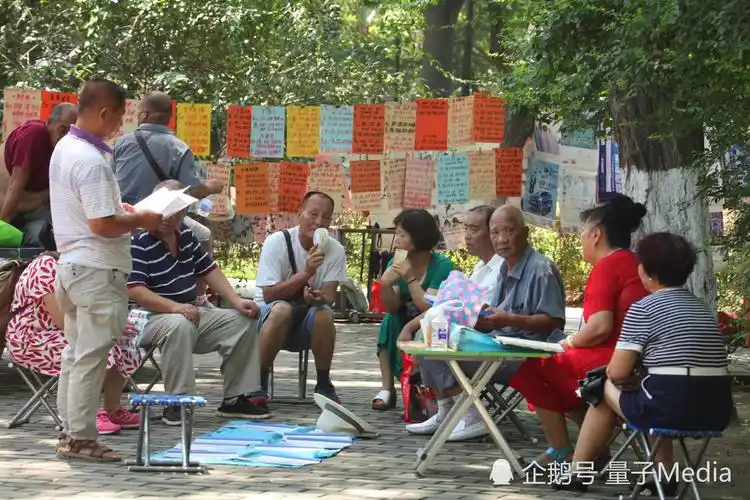 家长不畏酷暑相亲角为孩子找对象 感叹征婚要求太高