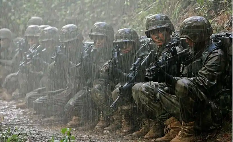 士兵突击许三多在真实的部队里面绝对不可能进入特种部队