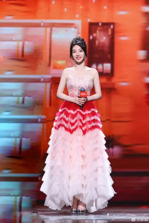 43岁柳岩不吝啬展示自己身材,穿苗族风抹胸卡点劲舞,上围曲线傲人随